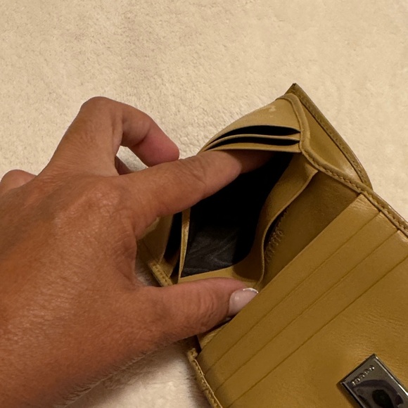 Gucci Tan Leather Wallet with Silver Clasp - Picture 8 of 16